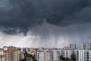 Milijardiniai nuostoliai ir grėsmė kiekvienam namui: sinoptikai prakalbo apie katastrofinę situaciją visoje Europoje