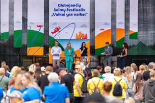 Tūkstančiai širdžių viename paveiksle: vaikų globos savaitę baigė globojančių šeimų festivalis, pasiektas rekordas