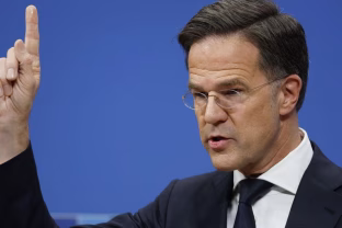 NATO vadovas skambina pavojaus varpais: ragina ruoštis ilgam mūšiui su Rusija ir sąjungininkėmis