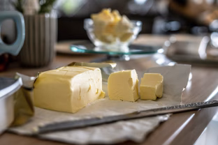 Šis kasdienis produktas gali kelti kraujospūdį: pasakė, kodėl sviestą vertėtų vartoti labai saikingai