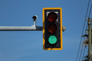 Šis įprotis prie šviesoforo tyliai gadiną automobilio sankabą: daugelis net nežino, kad daro klaidą