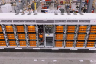 „Tesla“ keičia žaidimo taisykles: jau ruošia gerokai pigesnes ir saugesnes elektromobilių baterijas