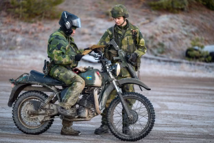 Švedijos kariuomenė keičia taktiką: po visiško rusų fiasko, švedai motociklus paverčia rimtu ginklu