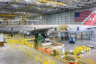 „Avia Solutions Group“ baigia keleivinio „Boeing 777-300ER“ konversiją į krovininį orlaivį