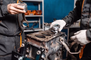 Patyrė mechanikai įspėja dėl šių automobilių variklių: vilioja savo kaina, bet vėliau tenka gailėtis