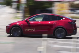 Dar vienas „Tesla“ fiasko: savarankiškai važiavęs automobilis kliudė kitą transporto priemonę