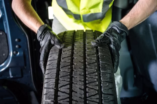 Lenkijos padangų milžinė turi rimtų problemų: ženklus užsakymų mažėjimas ir spaudimas iš „Goodyear“