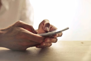 Telefoniniai sukčiai terorizuoja lietuvius: bankai nesuspėja, o pinigai pranyksta tiesiog akyse