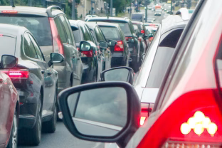 Toks vairavimas gadina jūsų automobilio variklį: įvardijo kritines klaidas, kurių privalu vengti visiems