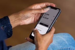 Ar netrukus negalėsime laisvai pasiekti savo pinigų? Svarstoma stabdyti pavedimus iki 12 valandų