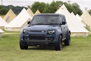 Išskirtinis festivalis, išskirtinis automobilis: kaip „Defender“ užtikrino sklandų Glastonberio ritmą