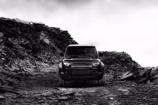 Pristatyta nauja pajėgiausiojo „Defender OCTA“ versija: automobilis įgauna dar drąsesnį charakterį