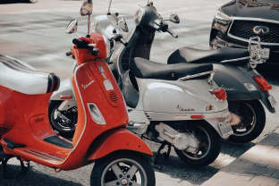 Laukiama šalies gyventojų pasiūlymų dėl pareigos mopedų vairuotojams laikyti praktikos egzaminą