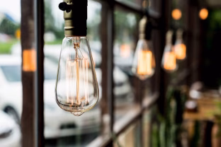 Elektros kainos ir vėl šovė į viršų: ekspertas pasakė, kas lemia dar vieną elektros kainų šuolį