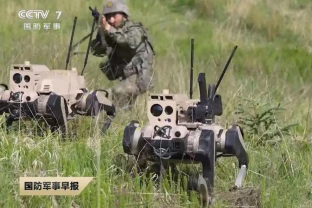 Nauja karo era jau prasidėjo: Kinija demonstruoja robotus, kurie perima pėstininkų vietą mūšio lauke