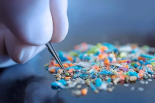 Mokslininkai išrado medžiagą, kuri gali visiškai pakeisti plastiką: pigesnė, tvirtesnė ir netgi ekologiška