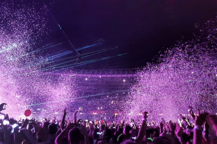 „Coldplay“ koncertas ir vadovo skandalas: kada kamera tampa teisinių problemų pradžia?