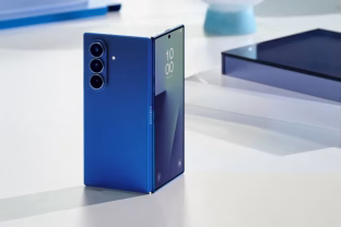 Pasirodė pirmieji skundai: internete plinta nuotraukos su brokuotais „Galaxy Fold7“ sulenkiamais telefonais