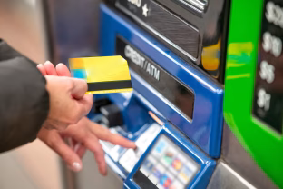 Naudojimasis bankomatais gali tapti tikrais spąstais: tokia įmoka gali sukelti įtarimų bankui, turėsite problemų