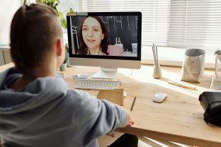 Už virtualių girių, už skaitmeninių kalnų: pasakė, kaip su vaikais kalbėtis apie pavojus internete