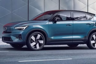 JAV perėjimas prie elektromobilių atidedamas: automobilių gamintojai masiškai atšaukia ir stabdo EV projektus