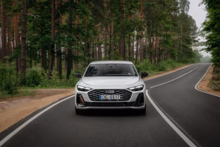 Lietuvoje jau parduodamas „Audi A5 e-hybrid“, pasižymintis įspūdingu elektra nuvažiuojamu atstumu
