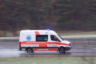 Apvirtęs greitosios pagalbos automobilis kelia klausimą: ar mokame praleisti skubantį specialųjį transportą?