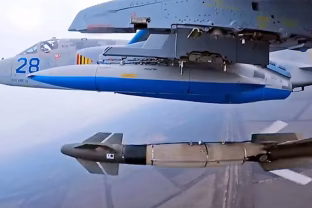 Tikslumas, kuris keičia šio karo taisykles: Ukraina pritaikė sovietinius naikintuvus „Hammer“ bomboms