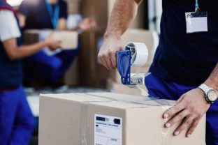 Dažnai apsiperkate „Aliexpress“ ar kitose parduotuvėse? Specialistai pasakė, kodėl siuntas randate paštomatuose