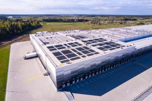Ne tik pigiau, bet ir švariau: saulės elektrinių skaičius ant „Lidl“ parduotuvių stogų perkopė pusšimtį
