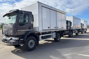 Nauji sunkvežimiai pasiekė Lietuvos kariuomenę: transporto priemonių parką papildė „Renault“ sunkvežimiai