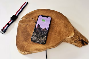 Naujausi „Apple“ ir „Android“ išmanieji telefonai palaikys naująjį 25W belaidžio įkrovimo standartą