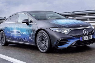 „Mercedes-Benz“ ruošia automobilių rinkos revoliuciją: naujos baterijos leis pamiršti įkrovimo stoteles