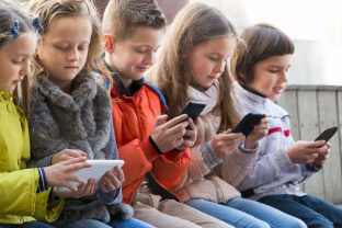 Svarbus RRT priminimas: mokyklos ir bibliotekos privalo užtikrinti vaikų saugumą internete
