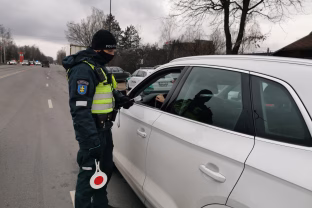 Galite gauti baudą ar net prarasti teisę vairuoti: šio ženklo nepaisymas Lietuvos keliuose gali kainuoti brangiai