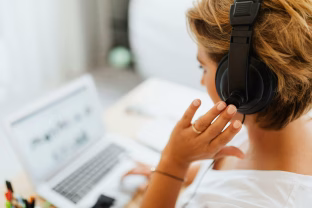 Nuo juoko kino salėje iki skambučio į „Telia“: dirbtinis intelektas jau gali analizuoti net ir jūsų emocijas