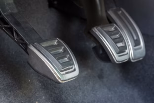 Vienas įprotis, kuris vos per 30 sekundžių gali sugadinti automobilio sankabą, šią klaidą daro daugelis