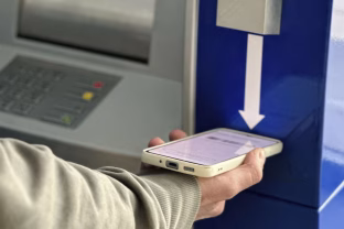 Grynieji pinigai be banko kortelės? Nauji bankomatai Kaune ir Klaipėdoje keičia žaidimo taisykles