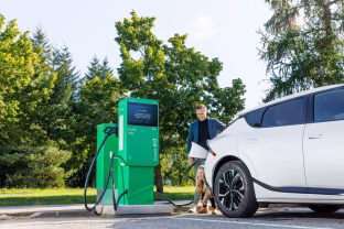 Vidaus degimo variklių eros pabaiga: Elektromobilio įkrovimas per 5 minutes, fantazija ar netolima ateitis?