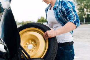 Netikėtai pradūrėte automobilio padangą? Specialistai pasakė, ką būtina daryti tokiu atveju