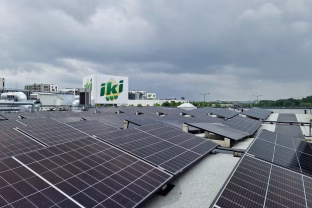 Energija taps ir pigesnė, ir patikimesnė: dirbtinis intelektas pradeda valdyti energiją „Iki“ parduotuvėse