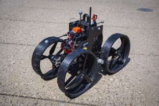Amerikiečiai sukūrė išskirtinį robotą: skraido, važiuoja ir keičia žaidimo taisykles, pamatykite tai patys