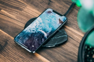Niekada nekraunu savo telefono belaidžiu būdu: kodėl ši įkrovimo technologija labiau erzina nei padeda?