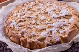 Mano močiutė kepa nepakartojamą pyragą su obuoliais, vos vienas ingredientas paverčia jį puriu kaip debesys