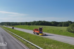 Užtenka sekundės, kad įvyktų tragedija: vairuotojų klaidos kelia grėsmę kelių priežiūros darbuotojams