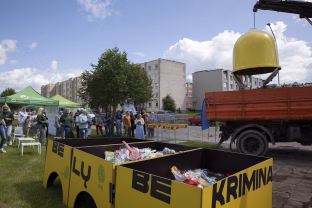 Zarasuose viešai iškratytas plastiko konteineris: kai ežerų kraštą užplūsta poilsiautojai, padaugėja atliekų