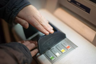 Nedarykite šios kritinės klaidos prie bankomato: vienas mygtuko paspaudimas gali kainuoti gyvenimo santaupas