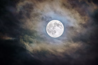 Pilnatis kai kuriems atneša tikrą emocijų audrą: astrologai įvardijo Zodiako ženklus, kurie praranda vidinę ramybę
