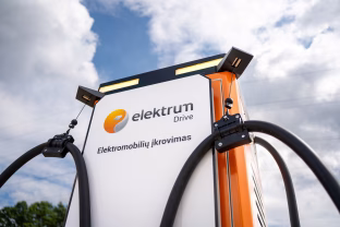„Elektrum Lietuva“ plečia elektromobilių įkrovimo tinklą, tęsia darbą su didžiausiais degalinių tinklais