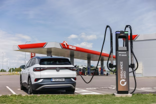 „Inbalance grid“ plečia įkrovimo tinklą: atidarytos itin greito įkrovimo stotelės kertinėse lokacijose keliaujant